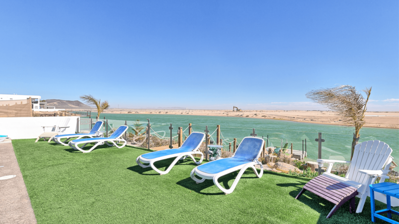 rp-vacations-sirena-del-desierto-lagoon-side